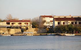 Apartments And Rooms With Parking Space Nin, Zadar - 5805